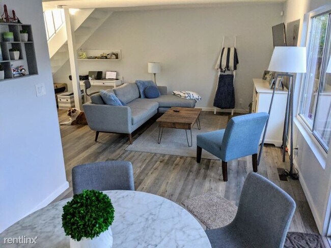 Building Photo - 3 br, 2 bath Townhome - 104 Villa Dr