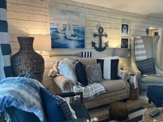 Building Photo - 2 Bedroom 1 Bath fully furnished with all ...