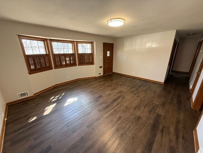 Foto del edificio - 3BR/2BA w/ Finished Basement + Fenced Yard in Raytown