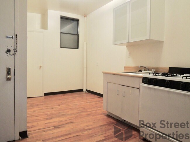 Foto del edificio - 347 E 9th St