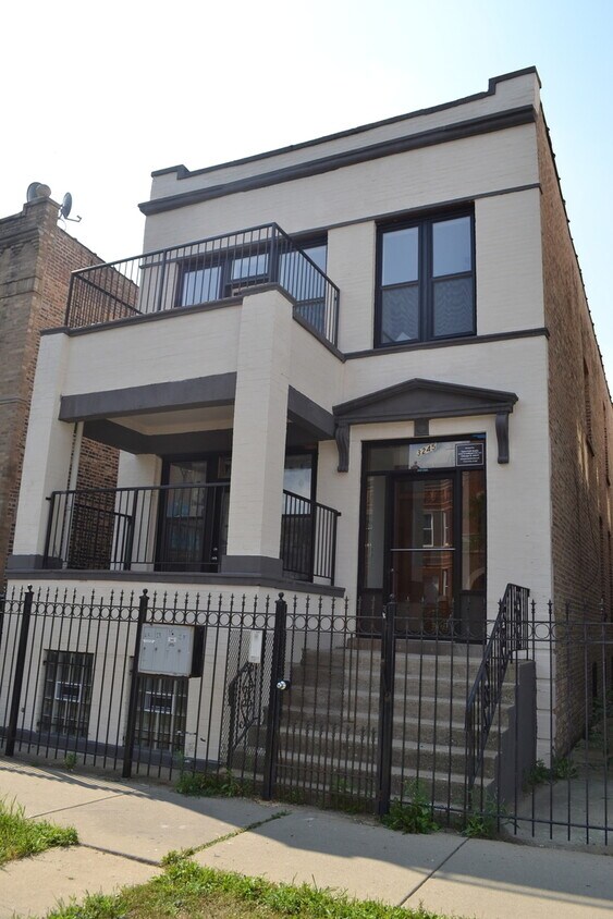 Foto principal - 3245 W Division St