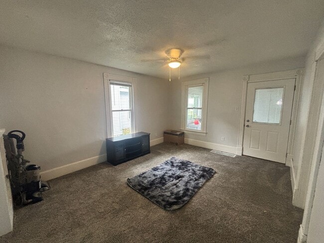 Building Photo - 3 Bedroom Lower Unit Duplex