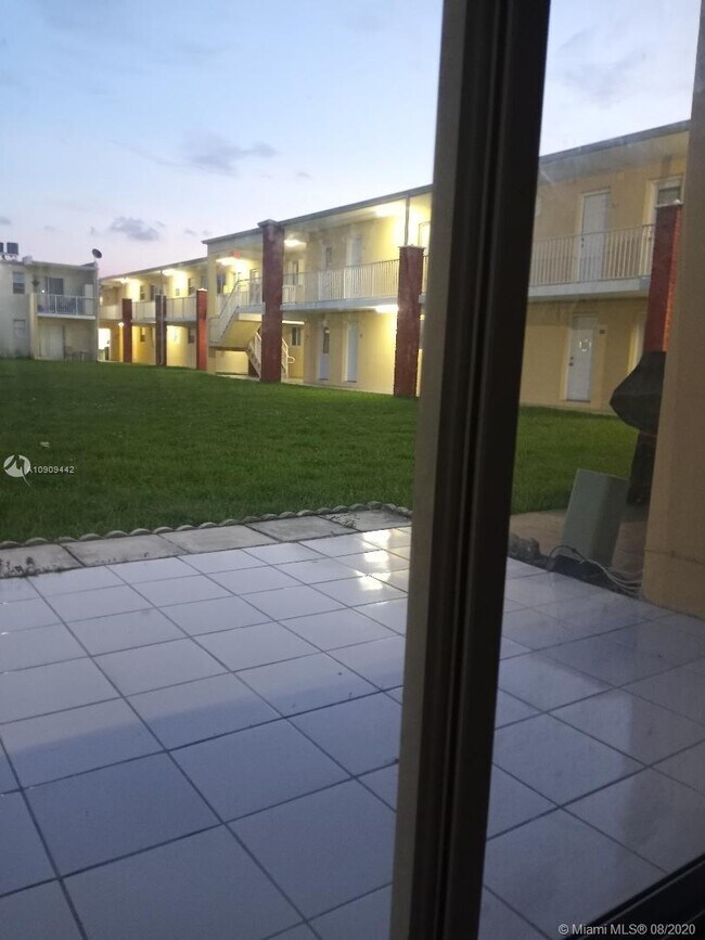 Foto del edificio - 1255 W 49th Pl