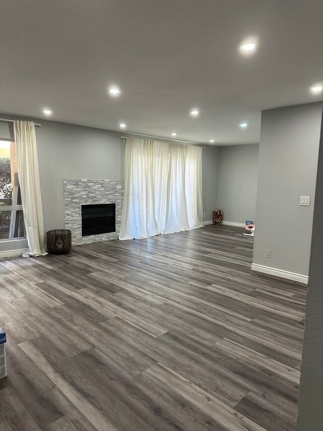 Building Photo - 1127 E Del Mar Blvd