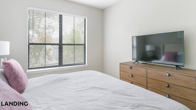 Foto del edificio - 2500 Woodland Park Dr