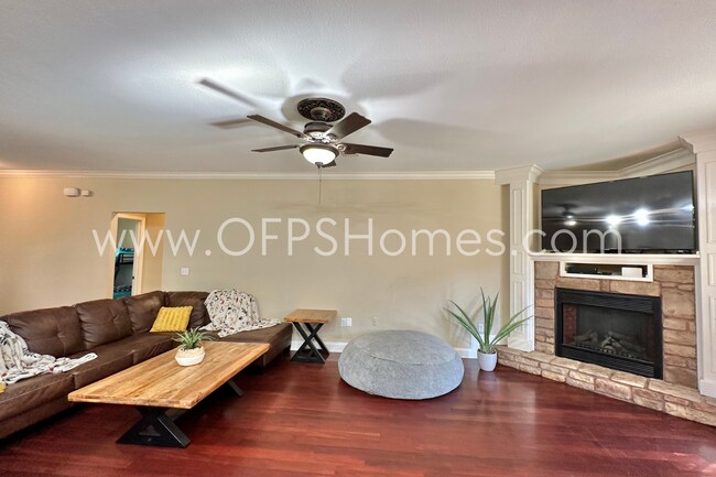 Foto del edificio - AVAILABLE IN AUG! 5BR/3BA IN S. CRESTVIEW
