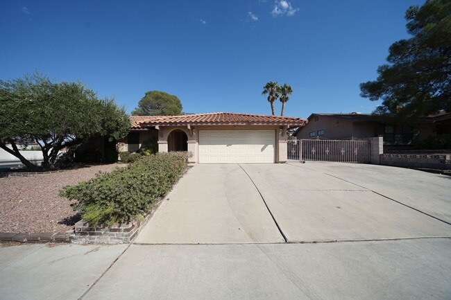 Building Photo - SHOWINGS AVAILABLE NOW