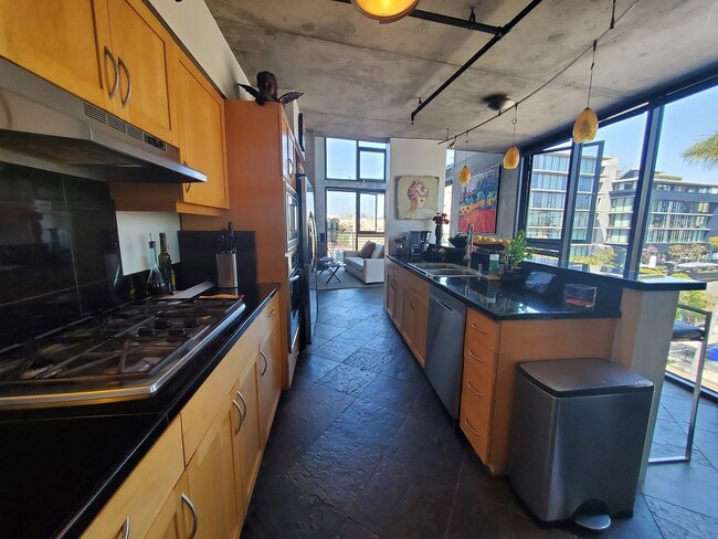 Foto del edificio - Downtown Loft living in Little Italy