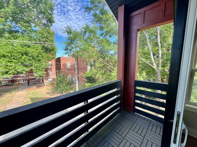 Foto del edificio - Room in House on S Webb St