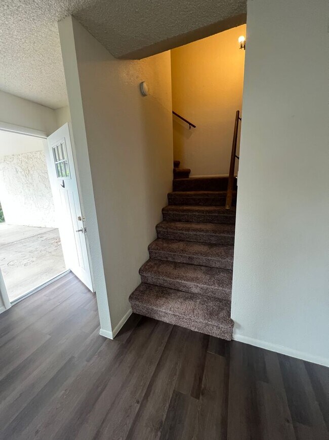 Foto del edificio - $2,125 - 3 Bedroom/1.5 Bath and Backyard. Christmas Tree Estates.