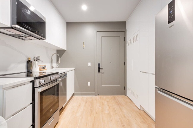 Building Photo - 742 Rue William