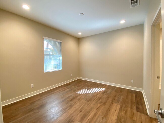 Foto del edificio - *Special*Stunning 3 Bedroom 3.5 Bathroom T...
