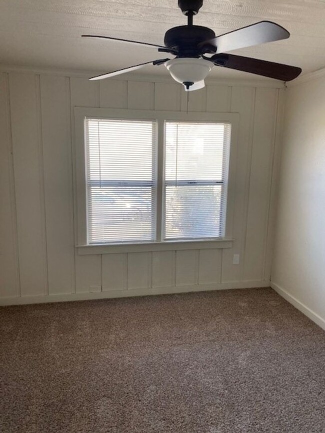 Building Photo - Charming Cottage in W. Redding!