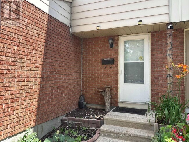 Building Photo - 2415-2415 Southvale Crescent