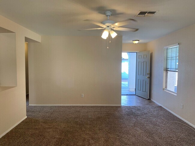 Foto del edificio - 3 Bed - 2 Bath - 1360 Sq. Ft. - Ray Ranch ...