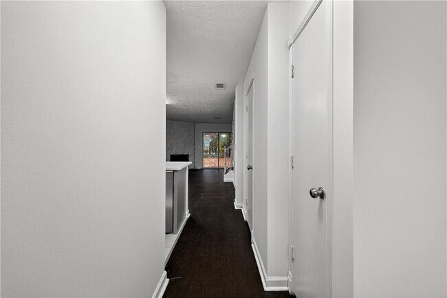 Foto del edificio - 6716 Colchester Pl NW