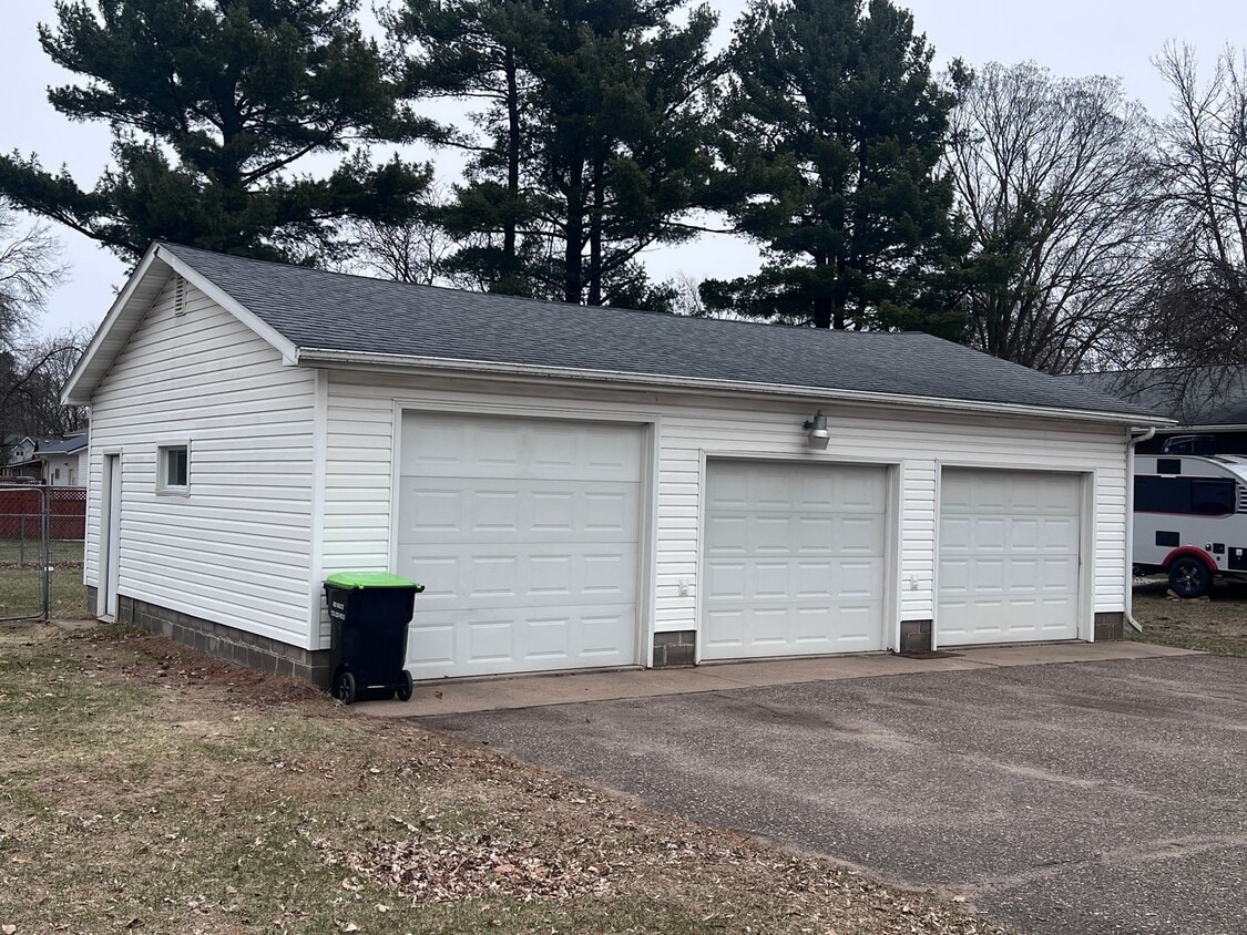 Building Photo - 2 Bedroom 1 Bathroom Townhouse