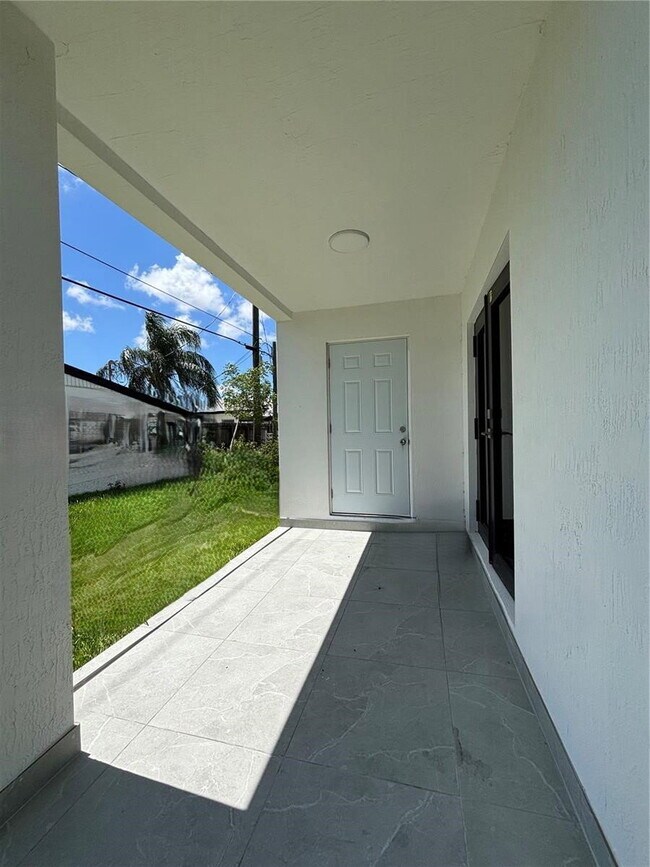 Building Photo - 1457 NW 2nd Ave