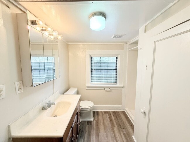 Building Photo - 1-Bedroom Duplex