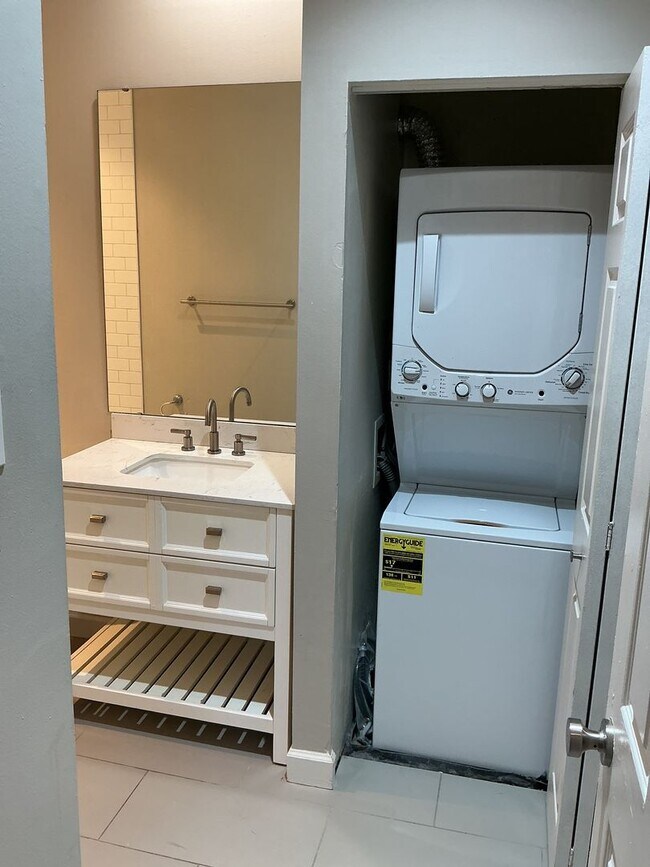 Foto del edificio - Bright & Updated 2BR with Hardwood Floors + In-Unit Laundry | Shaw / Botanical Area