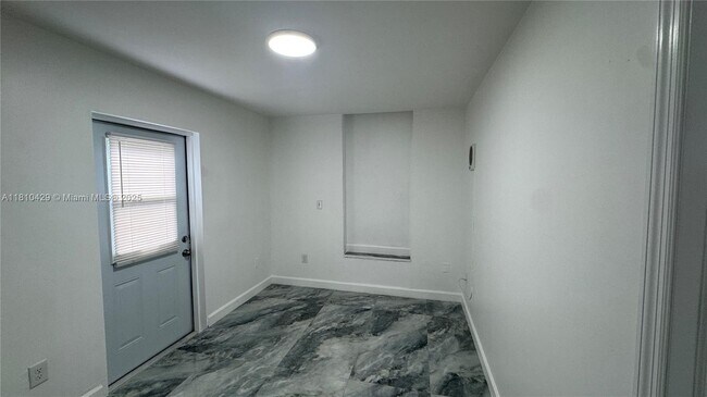 Foto del edificio - 2731 NW 100th St
