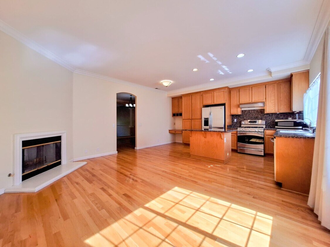 Primary Photo - Beautiful 3bd Multi-level Condo With Attac...