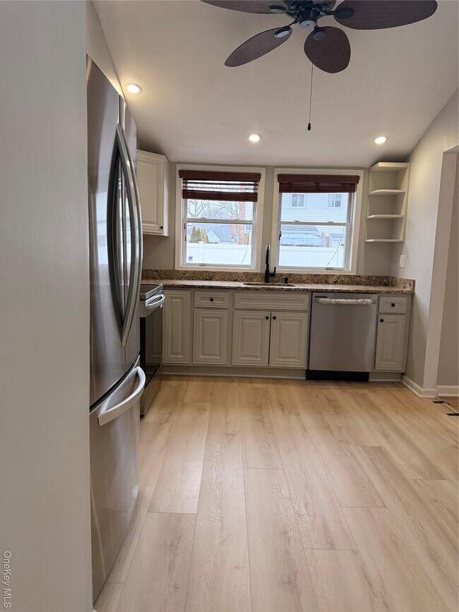 Building Photo - 549 Blue Point Rd