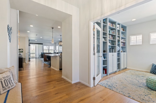 Building Photo - 1940 Shadow Lake Dr