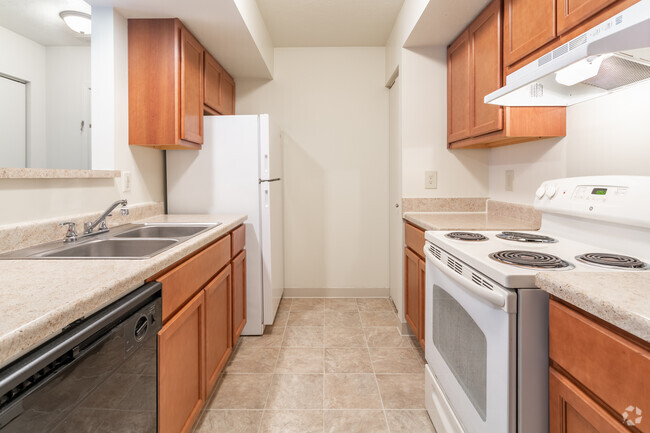 2BR,1BA,911SF - The Providence - The Retreat Apartment Homes