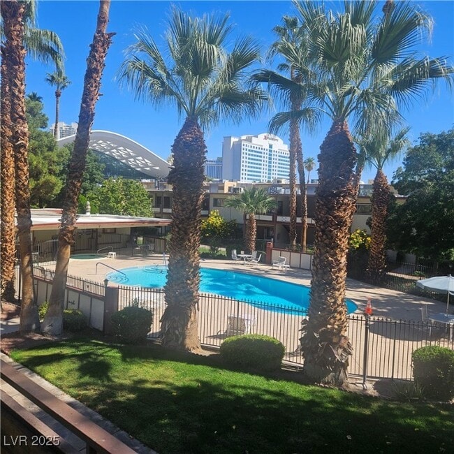 Foto del edificio - 350 E Desert Inn Rd