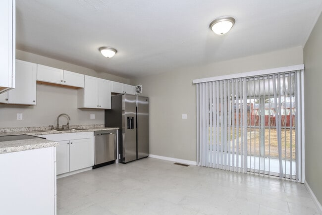 Building Photo - 327 Whitewater Dr