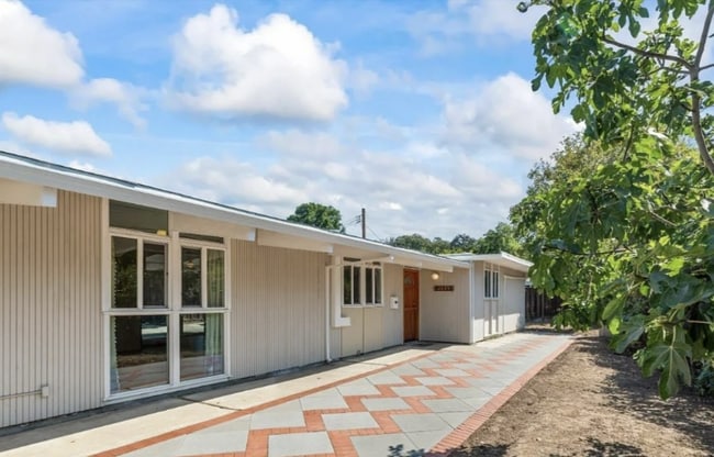 Building Photo - 2085 Sandalwood Ct