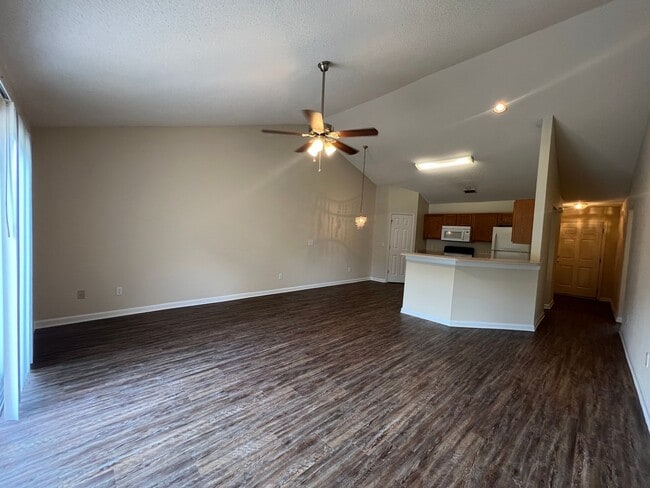 Foto del edificio - Comfortable 3-Bedroom Home with Garage – L...