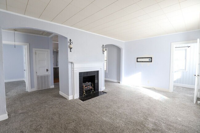 Building Photo - 1709 Oak Dr