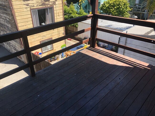 Foto del edificio - PRICE REDUCED - Remodeled top floor rent c...