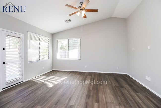 Building Photo - 3 bed, 2 bath with RV Gate in Casa Grande!