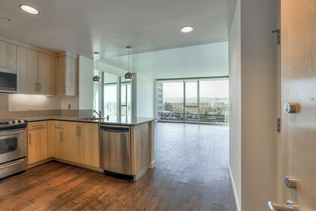 Foto del edificio - Gorgeous 1 Bedroom Condo with Floor to Cei...