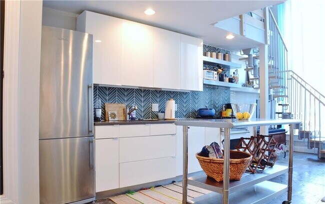 Building Photo - Bright & Spacious Unit with Natural Light