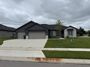 Building Photo - 1218 Little Knife Dr