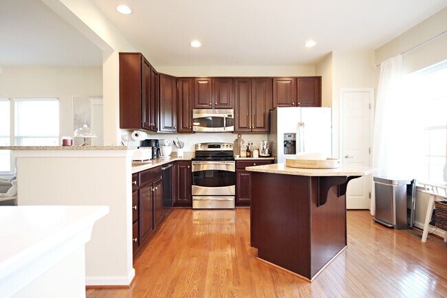 Building Photo - Small Pet-Friendly End-Unit Pantops Townhome