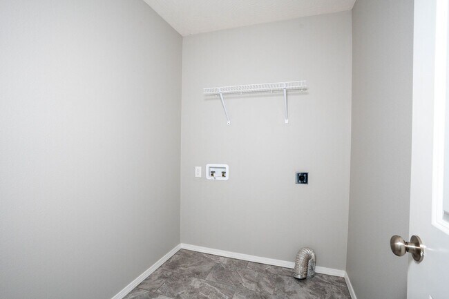 Foto del edificio - 3 bed home with NEW FLOORING AND FULLY FEN...