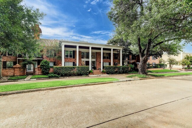 Foto del edificio - 2824 Briarhurst Dr