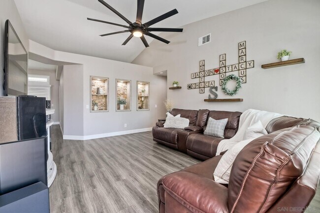 Foto del edificio - 3358 Lake Cir Dr