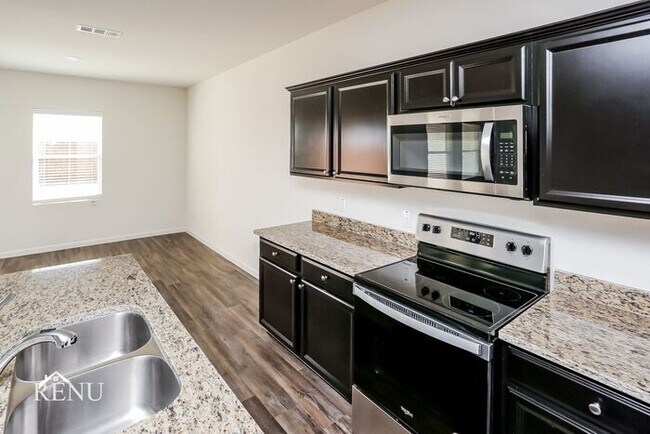 Building Photo - 471 London Dr