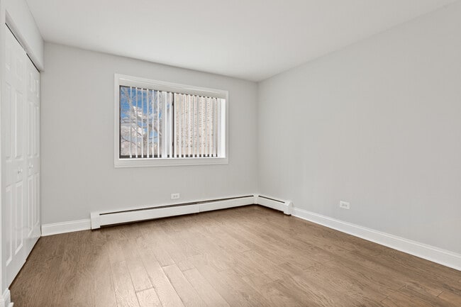Building Photo - 6001 N Kenmore Ave