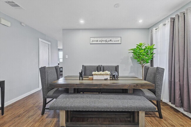 Foto del edificio - 2136 Dayton Ln