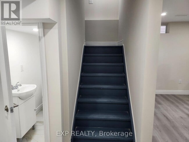 Building Photo - 182 Esther Cres