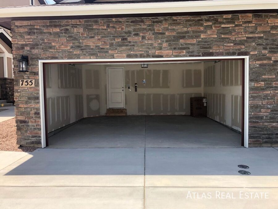 Primary Photo - Beautiful Modern Townhome 3 Bed 2.5 Bath M...