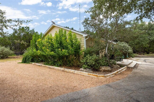 Building Photo - 400 Oak Knob Dr