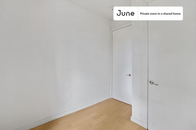 Building Photo - Private bedroom in 4 bed/2 bath Home